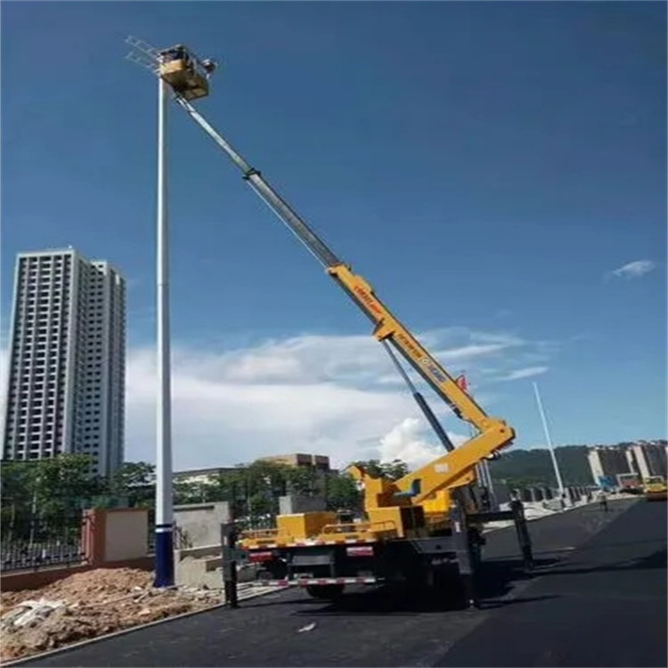 沙湖原种场维修路灯的曲臂升降车出租